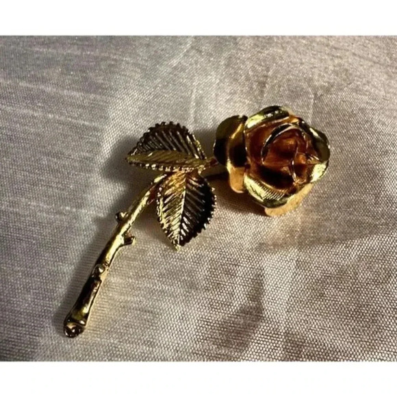 2/40$ Vintage Rose Flower Pin In Gold Colour Brooch Grannycore - Picture 3 of 4
